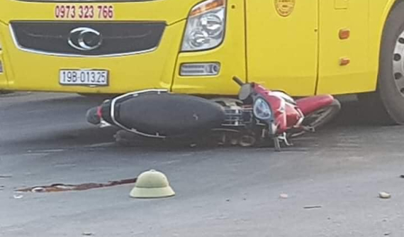 Khoảnh khắc người đàn ông đi xe máy sang đường, bị ô tô khách tông trúng tại Quảng Bình