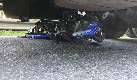 Nam thanh niên tử vong sau cú va chạm với xe tải, chiếc Yamaha Exciter 150 "tan nát" dưới gầm ô tô