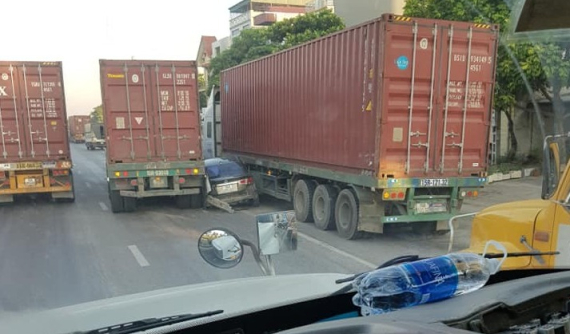 Hải Dương: Ô tô con bị kẹp giữa 2 xe container trên quốc lộ 5