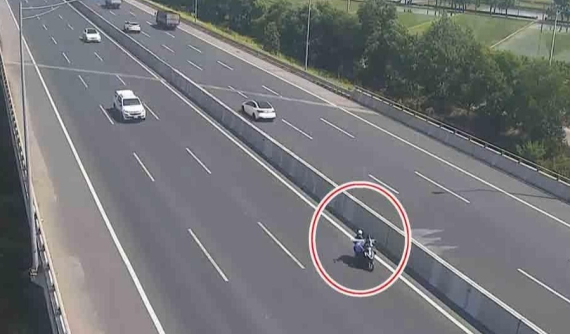 Bất chấp lệnh cấm, xe máy vẫn lao như bay trên cao tốc Hà Nội - Hải Phòng