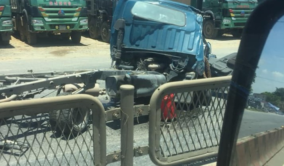 Video: Ô tô tải "tạt đầu" xe ben, bị tông trúng và vỡ làm đôi tại Ninh Bình