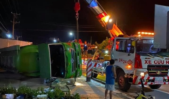Video quay khoảnh khắc chiếc xe bồn chở thức ăn gia súc lật ngang tại Đồng Nai