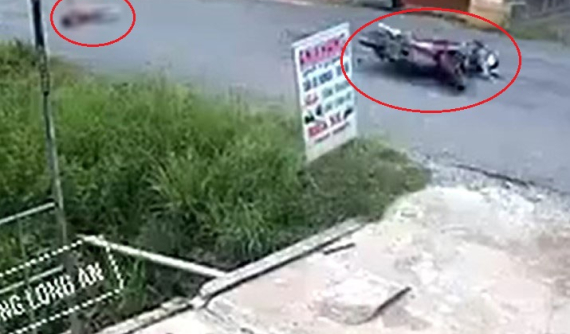 Hãi hùng với video quay cảnh bé gái chạy ra đường, bị xe máy tông văng tại Long An