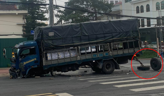 Đà Lạt: Hai người thoát chết sau tai nạn khiến xe tải rơi cả trục bánh trước