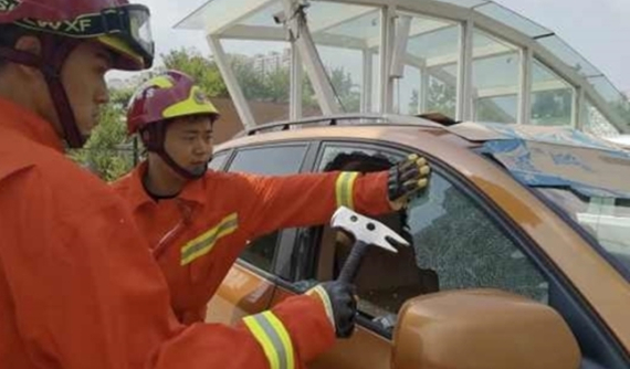 Để chìa khoá cùng đứa con trai trong xe Porsche Cayenne, người cha cầu cứu đội cứu hoả giúp đỡ
