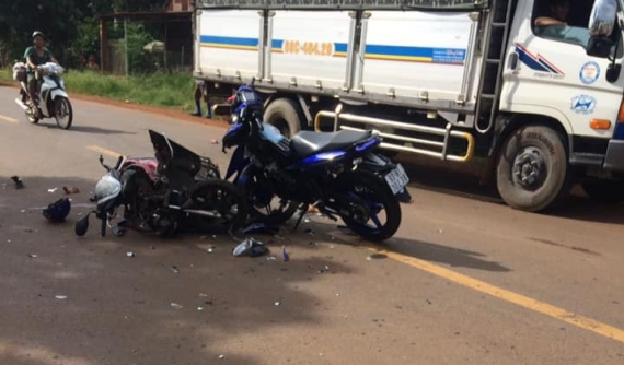 Video quay khoảnh khắc 2 xe máy đối đầu khiến 2 người tử vong tại chỗ ở Bình Phước