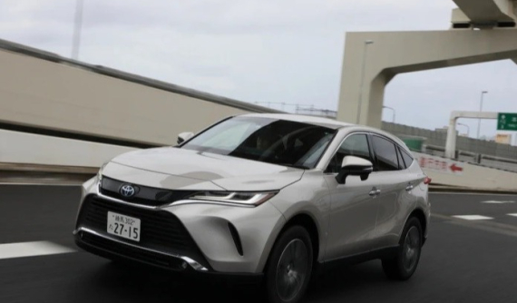 SUV cỡ trung Toyota Harrier 2020 "bán chạy như tôm tươi" trong tháng đầu tiên