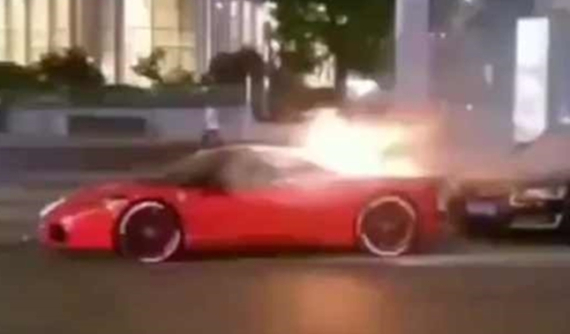 Video: Siêu xe Ferrari 458 Italia hơn 13 tỷ đồng cháy bên đường khiến xe Audi bị vạ lây