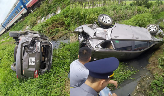 Hải Dương: Không quan sát, ô tô bị tàu hỏa đâm lật lăn xuống mương nước