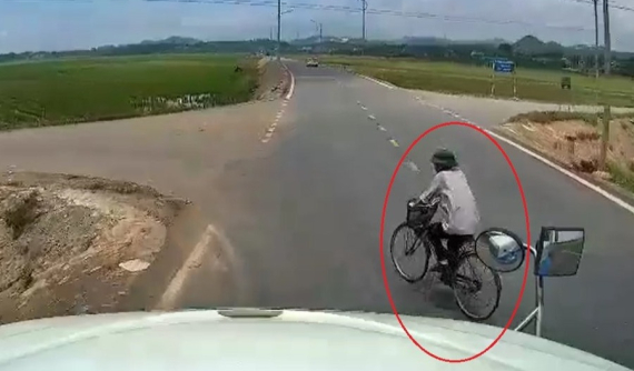 Video: Tránh người đàn ông đạp xe sang đường, xe container lao xuống ruộng tại Phú Thọ