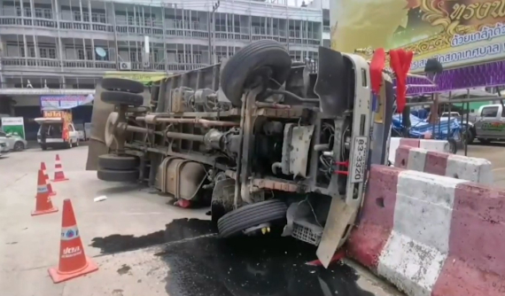 Video: Ô tô tải mất phanh, tài xế cho xe lật để không đâm vào người đi đường