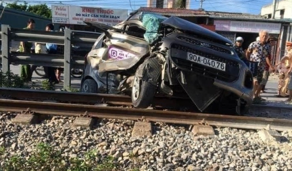 Hà Nam: Nữ tài xế lái taxi băng qua đường sắt, bị tàu hỏa tông trúng khiến 1 người tử vong