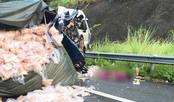 Ô tô tải va chạm với xe đầu kéo lao sang làn ngược chiều trên cao tốc Nội Bài - Lào Cai, 2 người tử vong