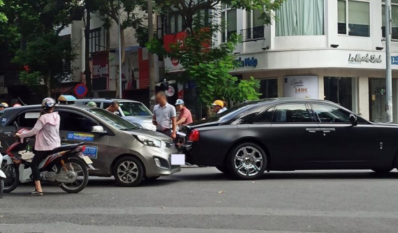 Video: Taxi va quẹt với Rolls-Royce Ghost tại Hà Nội, cư dân mạng lo cho "túi tiền" của lái xe taxi