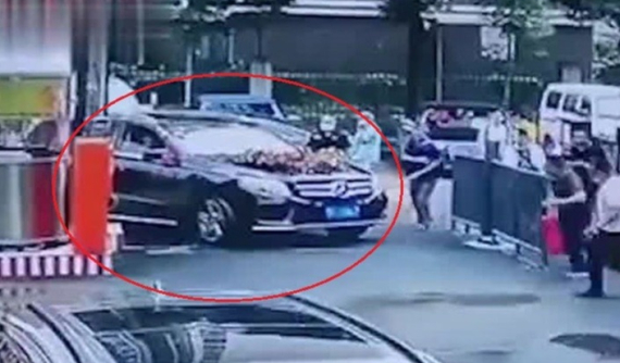 Video: Xe Mercedes-Benz đón dâu tông tử vong 2 chị em ruột, lễ cưới vẫn diễn ra sau đó