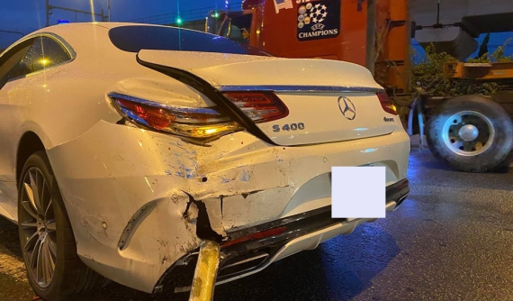 Hàng hiếm Mercedes-Benz S400 Coupe tại Việt Nam bị xe khách tông móp đuôi xe