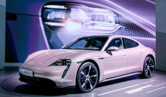 Porsche Taycan phiên bản rẻ nhất trình làng với màu sơn hồng bắt mắt, hứa hẹn thu hút phái yếu