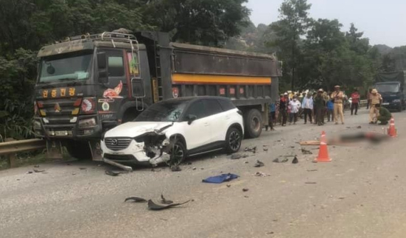 Hòa Bình: Nữ tài xế lái Mazda CX-5 vượt ô tô tải, đối đầu xe máy khiến 1 người tử vong