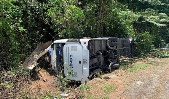 Quảng Bình: Ô tô khách chở đoàn cựu học sinh đi tham quan bị lật, ít nhất 15 người tử vong