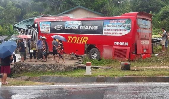 Điện Biên: Xe khách mất lái lao vào nhà dân bên QL279 khiến hàng chục hành khách la hét