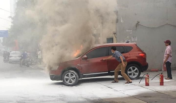 Video: Xe Nissan bốc cháy như đuốc trước cây xăng ở Hà Nội khiến người đi đường hoảng sợ