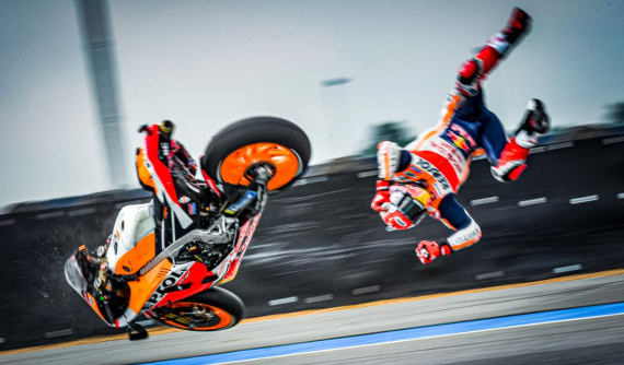Tay đua Marc Marquez quay lại đường đua chỉ ít ngày sau tai nạn gãy tay
