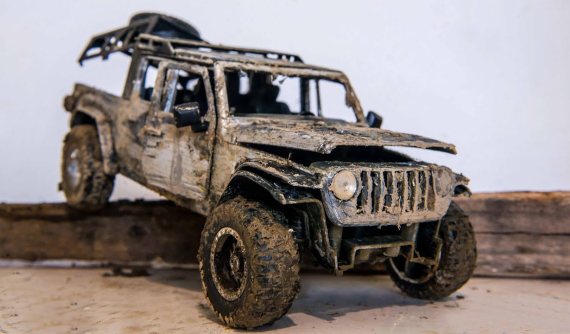 Chứng kiến YouTuber phá nát xe mô hình Jeep Wrangler rồi phục chế lại như mới