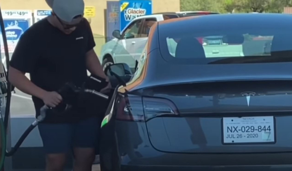 Hài hước cảnh tài xế "lúng túng" đổ xăng cho... xe điện Tesla Model 3