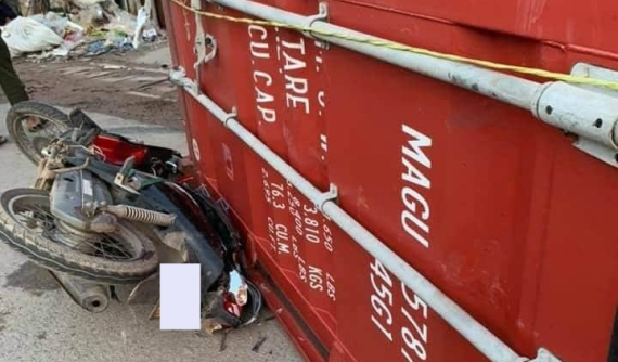 Bình Dương: Thùng container rơi xuống đường, đè trúng hai xe máy làm 2 người thương vong