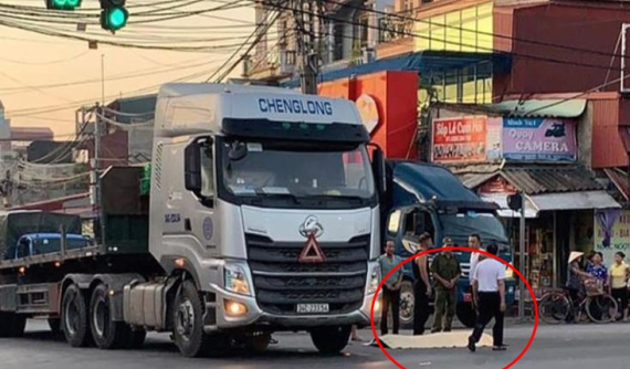 Video: Người phụ nữ tử vong tại chỗ sau va chạm với xe container tại ngã tư ở Hải Dương