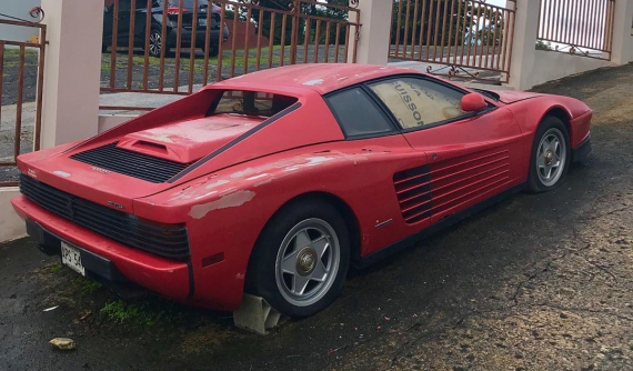 Siêu xe Ferrari Testarossa bị chủ nhân bỏ rơi, nằm dầm sương dãi nắng suốt 17 năm