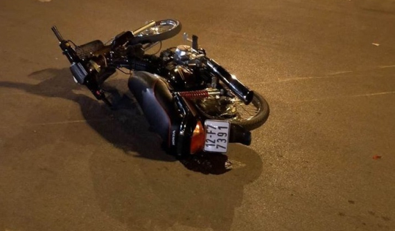 Video: 2 "quái xế" chạy xe máy tốc độ cao, va chạm với nhau tại vòng xuyến ở Lạng Sơn