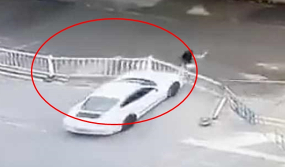Video: Nữ tài xế cố tình lái xe Porsche tông vào người phụ nữ đi bộ