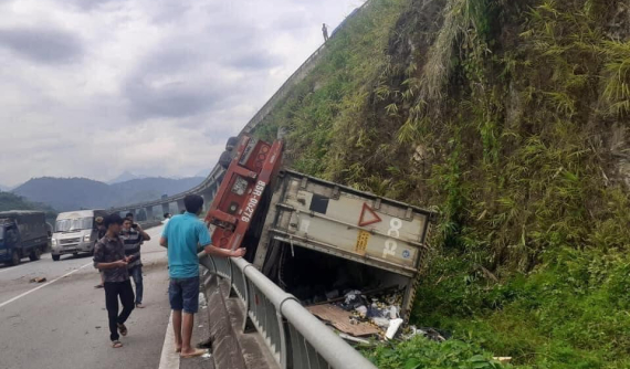 Xe đầu kéo rơi từ làn trên xuống làn dưới của cao tốc Nội Bài - Lào Cai ở độ cao hơn chục mét