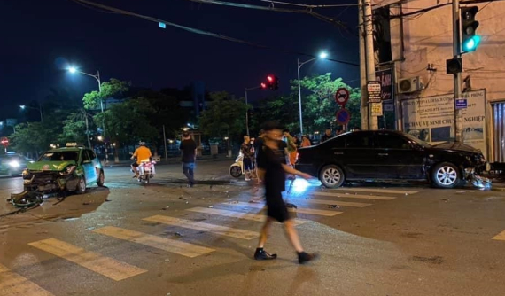 Hải Phòng: Taxi cùng Toyota Camry nát bét phần đầu xe sau va chạm, hai người thoát chết