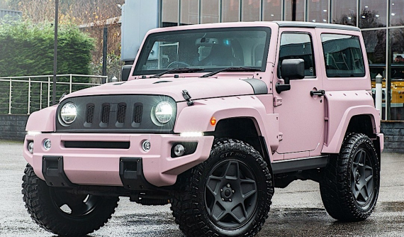 Đây là một chiếc Jeep Wrangler độ màu "hồng quân sự" độc đáo với giá 1,48 tỷ đồng
