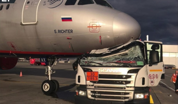 Tông vào máy bay Airbus A321, xe bồn chở nhiên liệu bẹp dúm cabin