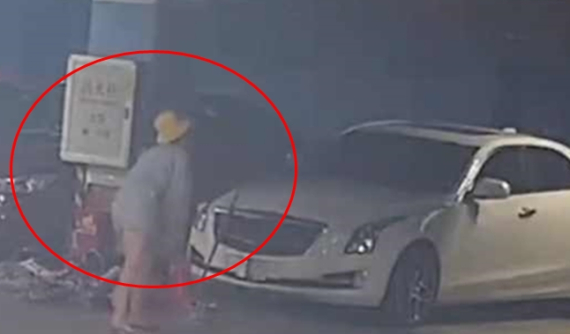 Video: Thanh niên nhanh chóng chối bỏ quan hệ khi bạn gái đập phá hơn 9 chiếc xe sang