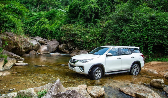 Tăng tốc trong công cuộc “dọn kho” chuẩn bị đón bản mới, Toyota Fortuner nhận ưu đãi tới cả trăm triệu đồng tại đại lý