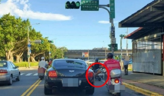 Video: Dừng đèn đỏ, người đàn ông giao hàng thản nhiên gác chân lên xe sang Bentley đỗ bên cạnh