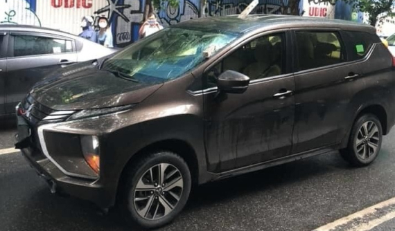 Hà Nội: Thanh sắt dài 2 m rơi từ công trình xây dựng, đâm thủng nóc ô tô Mitsubishi Xpander