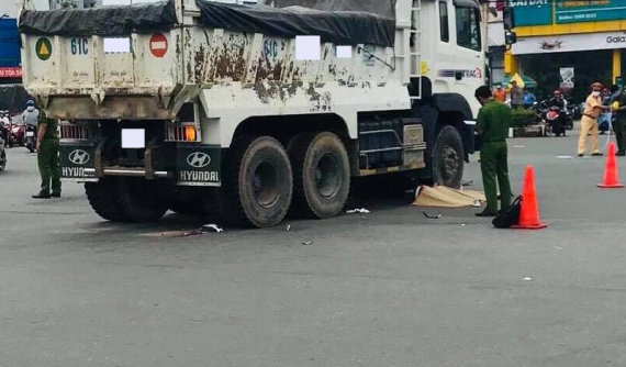 Bình Dương: Cô gái trẻ tử vong sau va chạm với xe ben