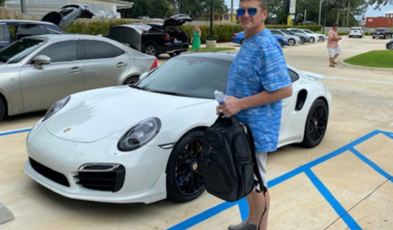 Người đàn ông mua xe sang Porsche 911 Turbo trị giá 140.000 USD bằng tấm séc... in tại nhà