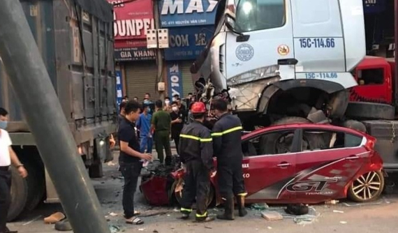 Vụ xe container đè nát ô tô con khiến 3 người tử vong, tài xế khai do buồn ngủ