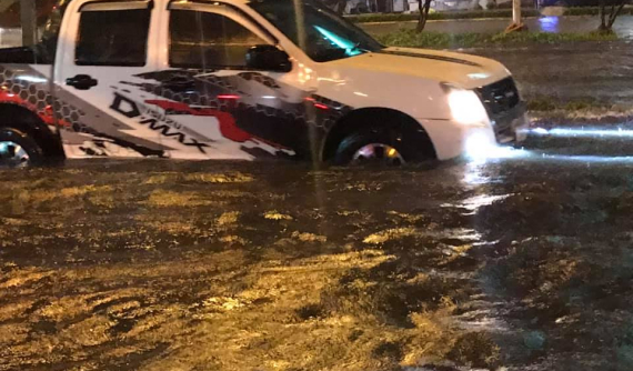 Mưa lớn khiến đường phố ngập kỷ lục, người dân Sài Gòn đến nửa đêm chưa về đến nhà vì xe chết máy