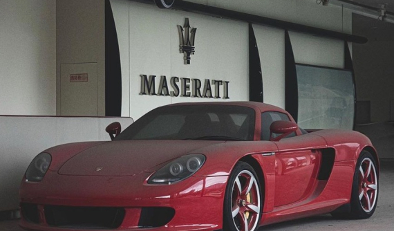 Siêu xe Porsche Carrera GT màu hiếm nằm phủ bụi trong đại lý ô tô bỏ hoang suốt 8 năm