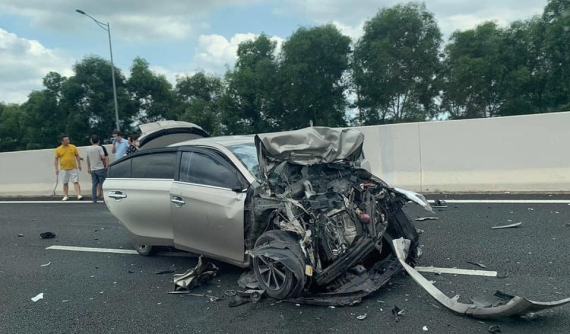 Tông trúng SUV 7 chỗ Toyota Fortuner trên cao tốc 5B, ô tô con Toyota Vios nát bét đầu