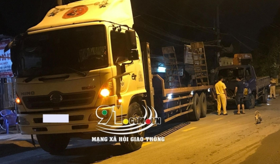 Thủ Đức: Tông vào xe tải lớn đỗ bên đường, phụ xe tải nhỏ bị thương nặng