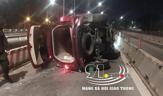 Bình Chánh: Isuzu lật nghiêng trên cầu ông Lớn sau khi tông vào lan can, 2 người thoát chết trong gang tấc