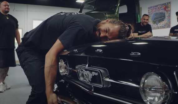 Sao "Aquaman" phục chế chiếc Ford Mustang cũ để làm bà xã bất ngờ